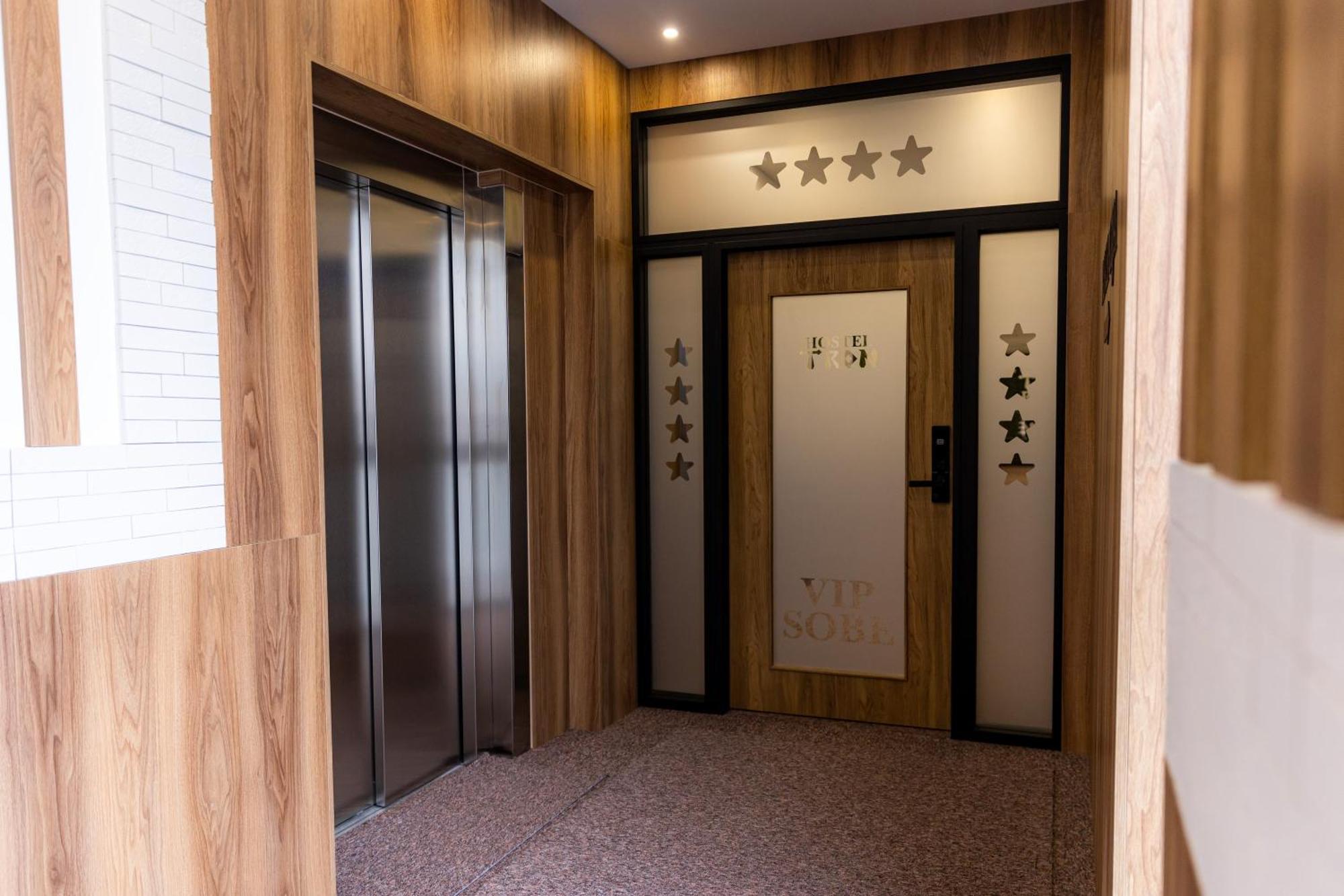 Hostel Tron トラヴニク エクステリア 写真